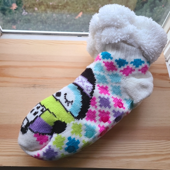 🎉HP🎉 NWT SO Faux Fur Lined Knit Penguin Slipper Socks with Treads 🐧🧦 - Picture 2 of 7
